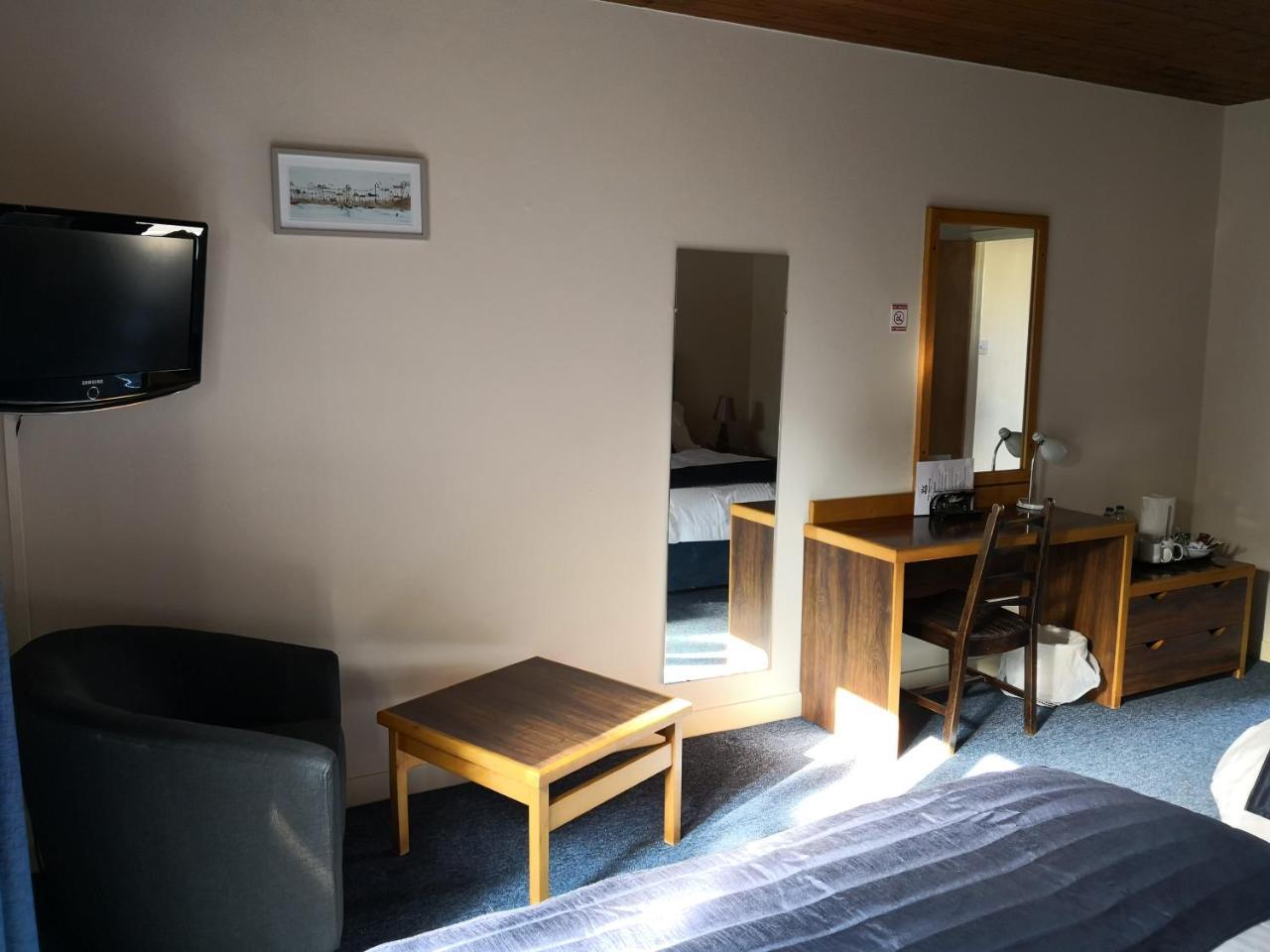 Forge Motel & Firehouse Restaurant St Clears Exteriör bild